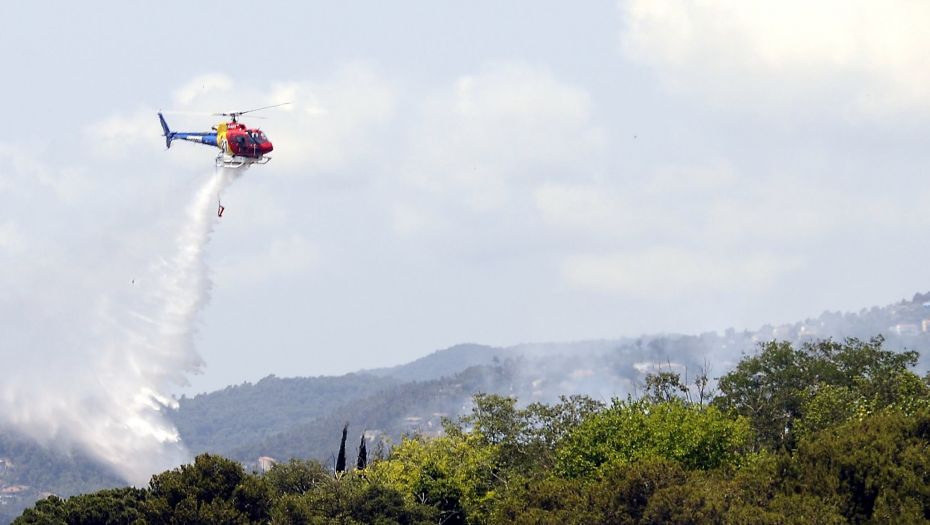 1435154405Bombarder descarregant - Foto Miquel Clavero 2.jpg